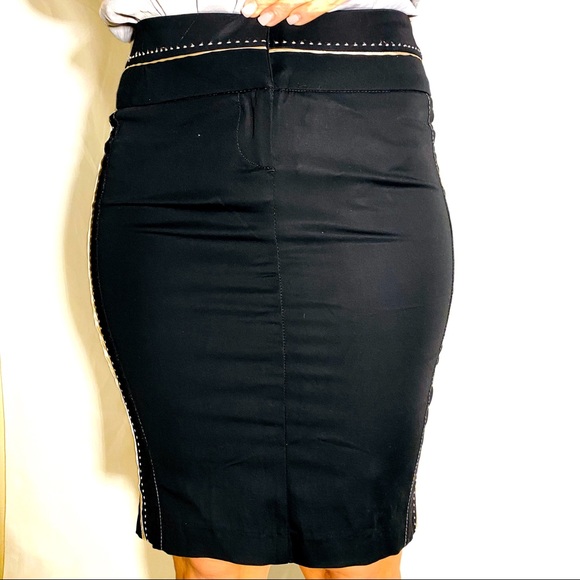 BEBE ▪️SEAMED PONTE SKIRT W/ SATIN PIPING - Picture 2 of 3